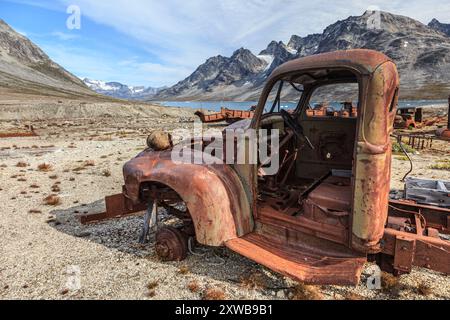 Auto arrugginite e tamburi di petrolio provenienti da una base aerea statunitense della seconda guerra mondiale, Ikateq Fjord, Tasiilaq, Groenlandia orientale, Groenlandia Foto Stock