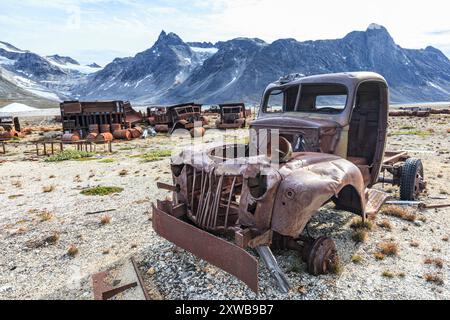 Auto arrugginite e tamburi di petrolio provenienti da una base aerea statunitense della seconda guerra mondiale, Ikateq Fjord, Tasiilaq, Groenlandia orientale, Groenlandia Foto Stock