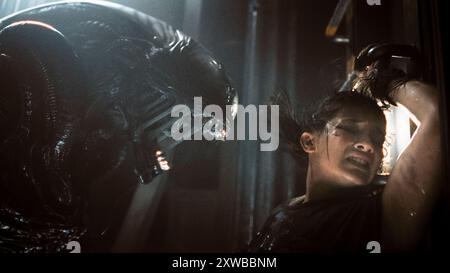 Alien: Romulus (2024) diretto da fede Alvarez e interpretato da Cailee Spaeny. Mentre scavando le estremità profonde di una stazione spaziale abbandonata, un gruppo di giovani colonizzatori spaziali si trova faccia a faccia con la forma di vita più terrificante dell'universo. Pubblicità ancora ***SOLO PER USO EDITORIALE***. Crediti: BFA / 20th Century Studios Foto Stock