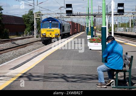 Locomotiva diesel n. 66148 classe marittima 66 "Maritime Intermodal Seven" che trasporta un treno freightliner alla stazione di Nuneaton, Warwickshire, Regno Unito Foto Stock