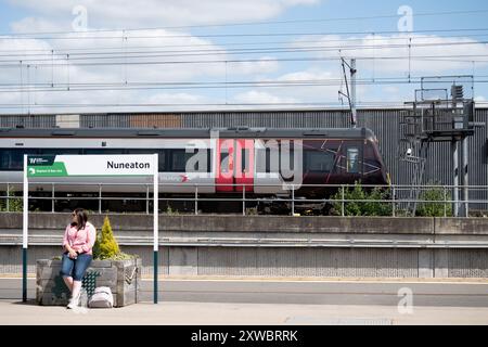 Treno diesel CrossCountry classe 170 alla stazione di Nuneaton, Warwickshire, Regno Unito Foto Stock