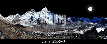 Monte Everest, vista notturna con la luna, Nepal Himalaya montagna. Mt. Everest e Nuptse picco da Kala Patthar, Khumbu valle, Sagarmatha parco nazionale Foto Stock