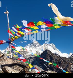 Vista del Monte Everest, del Monte Lhotse e del Monte Makalu con bandiere di preghiera buddiste dal picco Gokyo Ri, dalla valle Khumbu, dalle montagne dell'Himalaya del Nepal Foto Stock