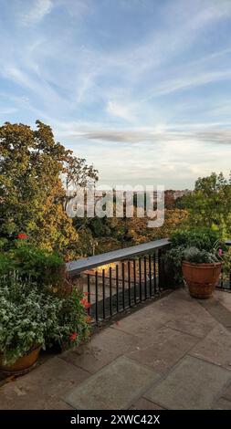 Patio giardino con vista sugli alberi autunnali nel giardino reale del Castello di Praga, residenza estiva della Regina Ann a Praga, repubblica Ceca Foto Stock