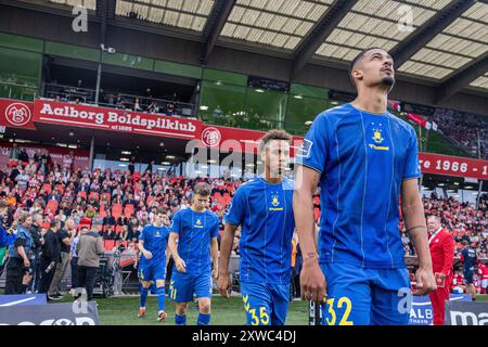 Aalborg, Danimarca. 18 agosto 2024. I giocatori di Broendby SE entrano in campo per la partita 3F Superliga tra Aalborg BK e Broendby IF all'Aalborg Portland Park di Aalborg. Credito: Gonzales Photo/Alamy Live News Foto Stock