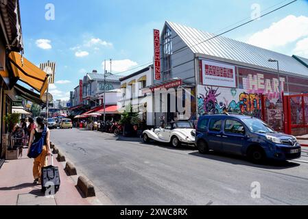 Saint-Ouen-sur-Seine (zona di Parigi): Mercato delle pulci di Saint-Ouen “marche aux puces”. Auto d'epoca e strada di fronte all'ingresso del mercato Dauphine, "rue de Foto Stock