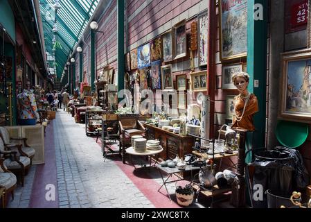 Saint-Ouen-sur-Seine (zona di Parigi): Mercato delle pulci di Saint-Ouen “marche aux puces”. Negozi nella navata panoramica del mercato Dauphine Foto Stock