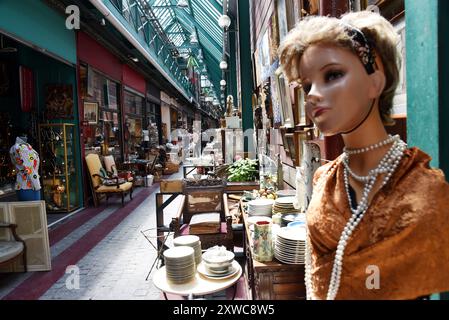 Saint-Ouen-sur-Seine (zona di Parigi): Mercato delle pulci di Saint-Ouen “marche aux puces”. Negozi nella navata panoramica del mercato Dauphine Foto Stock