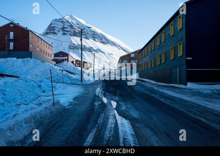 Strada innevata a Longyearbyen, Svalbard Foto Stock