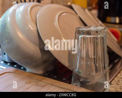 Piatti ancora bagnati dopo la pulizia Foto Stock