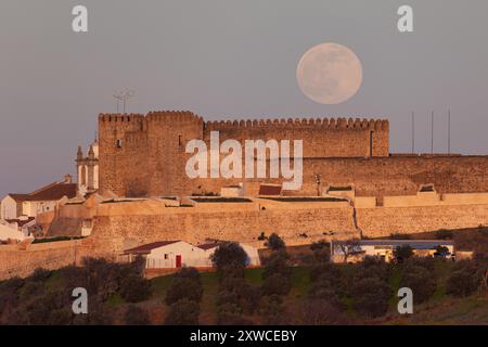 luna sopra l'astronomia medievale del castello Foto Stock