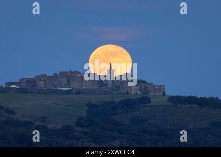 luna sopra l'astronomia medievale del castello Foto Stock