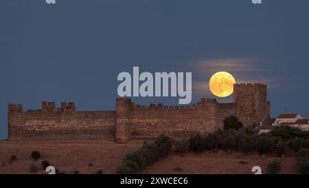 luna sopra l'astronomia medievale del castello Foto Stock