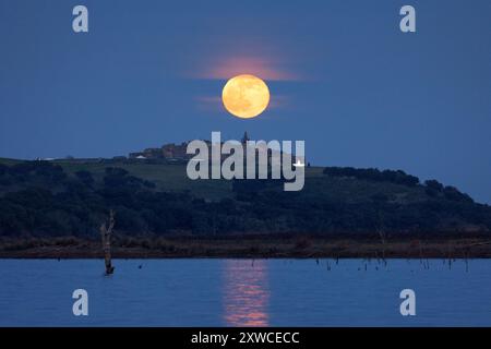 luna sopra l'astronomia medievale del castello Foto Stock