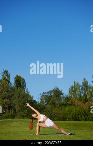 Poster. La donna pratica yoga, integrando strette profonde con la meditazione, promuovendo la sua flessibilità fisica e la pace interiore. Foto Stock