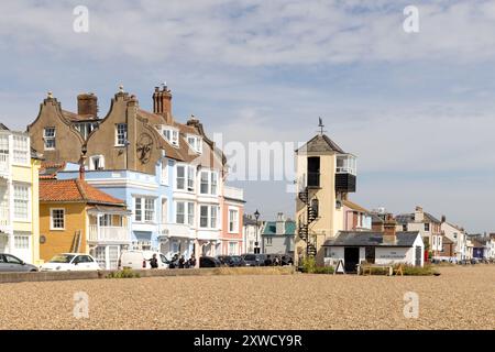 Vista degli edifici colorati e della torre South Lookout sul lungomare. Aldeburgh, Suffolk. REGNO UNITO Foto Stock