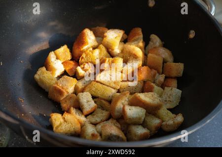 Crostini fatti in casa in padella. Crostini fatti in casa dorati. Foto Stock
