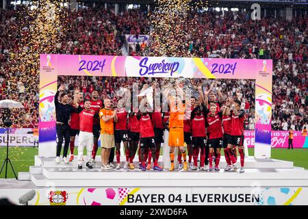 LEVERKUSEN, GERMANIA - 17 AGOSTO: Bayer 04 Leverkusen allenatore Xabi Alonso, Granit Xhaka di Bayer 04 Leverkusen, Gustavo Puerta di Bayer 04 Leverkusen, Jonathan Tah di Bayer 04 Leverkusen, Bayer 04 Leverkusen portiere Niklas Lomb, Jeanuel Belocian di Bayer 04 Leverkusen, Patrik Schick di Bayer 04 Leverkusen, Leverkusen, Leverkusen, Leverkusen, Leverkusen, Leverkusen, Leverkusen, JEREMIE Frimpong di Bayer 04 Leverkusen, Edmond Tapsoba di Bayer 04 Leverkusen, Arthur Augusto di Bayer 04 Leverkusen, Jonas Hofmann di Bayer 04 Leverkusen, Nathan Tella di Bayer 04 Leverkusen, Robert Andrich di Bayer 04 Leverkusen, Alex Grimaldo di Bayer 04 Leverkusen, Aleix Garcia di Foto Stock