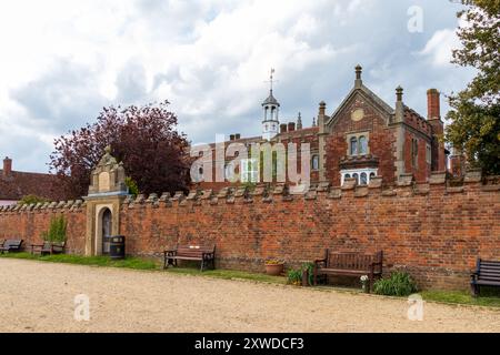 L'Holy Trinity Hospital è stato fondato nel 1573 da Sir William Cordell, Long Melford, Suffolk, Inghilterra, Regno Unito Foto Stock