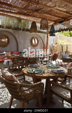 Ristorante boho chic sulla Costa del Sol, Spagna Foto Stock