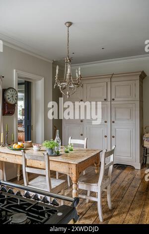 Cucina in agriturismo con orologio a parete e grande armadio a Wimbledon home, sud-ovest di Londra, Inghilterra, Regno Unito. Foto Stock