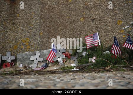 Croci di legno, fiori e bandiere americane presso il monumento commemorativo vicino alla spiaggia dello Utah in Normandia, Francia Foto Stock