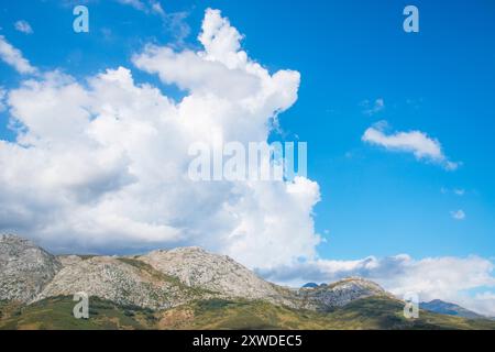 Cielo nuvoloso e il paesaggio di montagna. Fuentes Carrionas y Fuente Cobre Riserva Naturale, provincia di Palencia, Castilla Leon, Spagna. Foto Stock