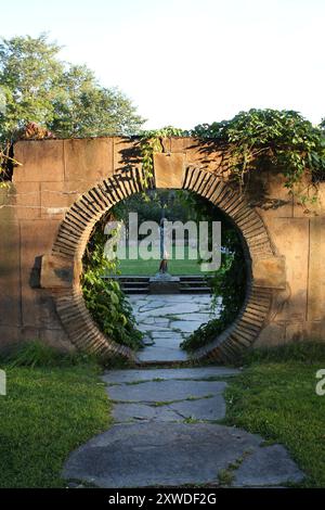 Arco in pietra nel vecchio giardino lussureggiante in Svezia Foto Stock