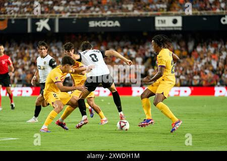 Valencia, Spagna. 17 agosto 2024. Javier Guerra del Valencia CF, e Jules Kounde del FC Barcelona visti in azione durante la partita della Liga EA Sport Regular Season Round 1 tra Valencia CF e FC Barcelona allo stadio Mestalla. Punteggio finale: Valencia CF 1 : 2 FC Barcelona. Credito: SOPA Images Limited/Alamy Live News Foto Stock
