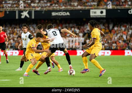 Valencia, Spagna. 17 agosto 2024. Javier Guerra del Valencia CF, e Jules Kounde del FC Barcelona visti in azione durante la partita della Liga EA Sport Regular Season Round 1 tra Valencia CF e FC Barcelona allo stadio Mestalla. Punteggio finale: Valencia CF 1 : 2 FC Barcelona. (Foto di Vidal Ponce/SOPA Images/Sipa USA) credito: SIPA USA/Alamy Live News Foto Stock