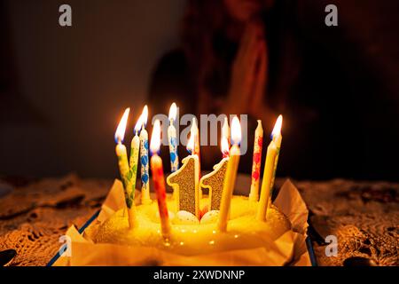 festeggia il compleanno a una festa per bambini con candele accese e una ragazza adolescente con torte in una palestra di arrampicata. weekend in famiglia Foto Stock