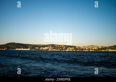 Una vista mozzafiato del Bosforo di Istanbul, catturando le acque tranquille, i ponti iconici e l'armoniosa miscela di Asia ed Europa sotto una clea Foto Stock