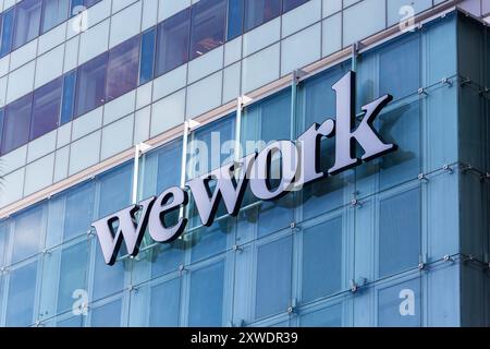 19 agosto 2024. Primo piano cartellonistica WeWork all'aperto. Singapore. Foto Stock