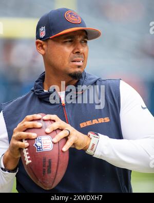 17 agosto 2024: Il General manager dei Chicago Bears Ryan Poles lancia la palla a margine prima della partita contro i Cincinnati Bengals a Chicago, Illinois. Mike Wulf/CSM (immagine di credito: © Mike Wulf/Cal Sport Media) Foto Stock