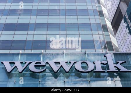 19 agosto 2024. Branding della segnaletica WeWork all'aperto per la massima visibilità per il pubblico. Singapore. Foto Stock