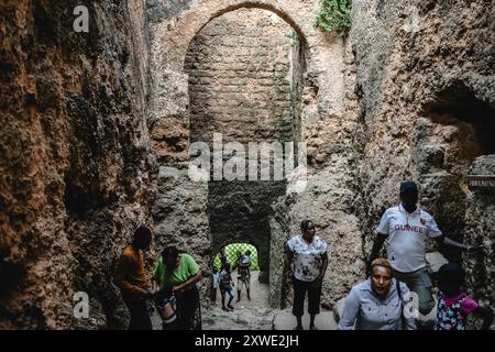 Mombasa, Kenya. 17 agosto 2024. I turisti visitano Fort Jesus sulla costa della città vecchia di Mombasa, Kenya, il 17 agosto 2024. La città Vecchia di Mombasa, situata sul lato sud-est dell'isola di Mombasa, è diventata un'importante destinazione turistica in Kenya grazie alla sua diversità culturale e ai suoi siti storici. Crediti: Wang Guansen/Xinhua/Alamy Live News Foto Stock