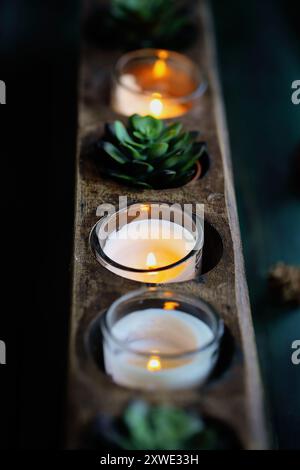 Antico stampo in legno per zucchero utilizzato per l'arredamento autunnale di candele in fiamme e piccole piante succulente per una decorazione mootica del tavolo del Ringraziamento. Foto Stock