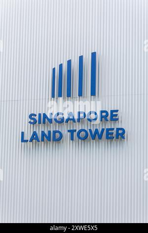 19 agosto 2024. Logo e cartellonistica blu della Singapore Land Tower su una facciata bianca. Singapore. Foto Stock