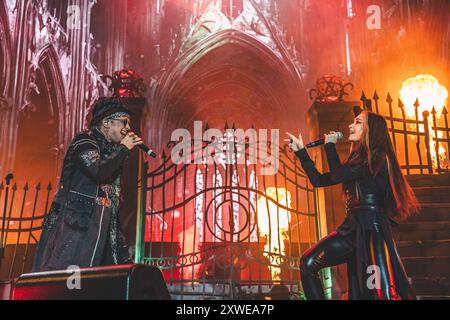 Horsens, Danimarca. 16 agosto 2024. Il supergruppo metal tedesco Avantasia esegue un concerto dal vivo durante il festival metal danese Jailbreak 2024 a Horsens. Qui il cantante Tobias Sammet viene visto dal vivo sul palco con la cantante ospite Adrienne Cowan. Foto Stock