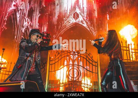 Horsens, Danimarca. 16 agosto 2024. Il supergruppo metal tedesco Avantasia esegue un concerto dal vivo durante il festival metal danese Jailbreak 2024 a Horsens. Qui il cantante Tobias Sammet viene visto dal vivo sul palco con la cantante ospite Adrienne Cowan. Foto Stock