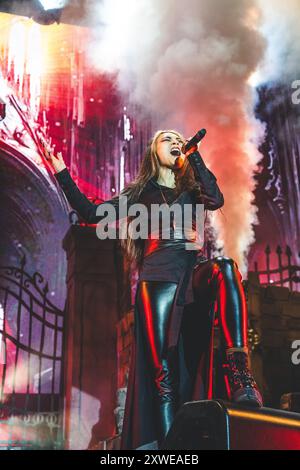 Horsens, Danimarca. 16 agosto 2024. Il supergruppo metal tedesco Avantasia esegue un concerto dal vivo durante il festival metal danese Jailbreak 2024 a Horsens. Qui la cantante ospite Adrienne Cowan viene vista dal vivo sul palco. Foto Stock