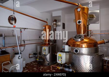 Vinicne Sumnice, Brno. 16 agosto 2024. Pentola per la produzione di brandy in coltura di destilleria a Vinicne Sumnice, Brno, Repubblica Ceca, 16 agosto 2024. Crediti: Krecl Adam/CTK Photo/Alamy Live News Foto Stock