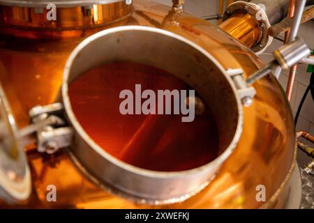 Vinicne Sumnice, Brno. 16 agosto 2024. Pentola per la produzione di brandy in coltura di destilleria a Vinicne Sumnice, Brno, Repubblica Ceca, 16 agosto 2024. Crediti: Krecl Adam/CTK Photo/Alamy Live News Foto Stock