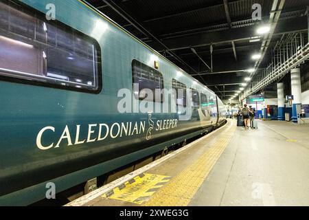 Mark 5 carrozza passeggeri del treno Caledonian Sleeper in attesa della partenza alla stazione di Euston, Londra, Inghilterra Foto Stock