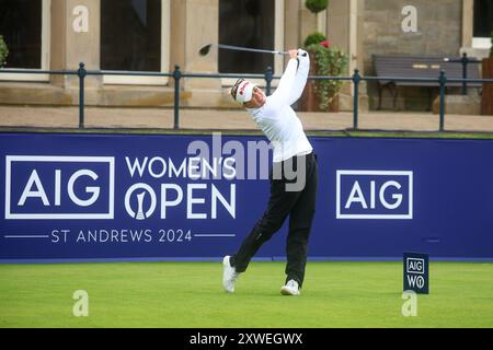 19 agosto 2024; Old Course at St Andrews, St Andrews, Fife, Scozia; AIG Womens Open Golf, Practice Day 1; Nanna Koerstz Madsen della Danimarca fa il tifo sulla prima buca dell'Old Course, St Andrews Links durante una prova pratica all'AIG Women's Open Foto Stock