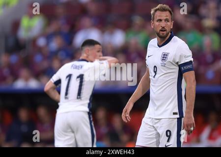 Colonia, Germania, 25 giugno 2024. Phil Foden dell'Inghilterra reagisce mentre il compagno di squadra Harry Kane guarda durante la partita dei Campionati europei UEFA allo Stadio di Colonia. Il credito immagine dovrebbe essere: Jonathan Moscrop / Sportimage Foto Stock