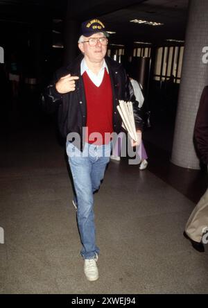 **FOTO FILE** Phil Donahue è morto. Phil Donahue all'Aeroporto Internazionale di Los Angeles a Los Angeles, California, il 15 novembre 1992. Crediti: Ralph Dominguez/MediaPunch Foto Stock