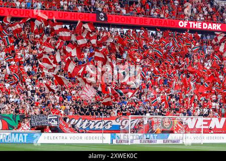 Enschede, Paesi Bassi. 13 agosto 2024. ENSCHEDE, PAESI BASSI - 13 AGOSTO: Tifosi del FC Twente durante il terzo turno di qualificazione della UEFA Champions League 2a tappa tra FC Twente e Red Bull Salzburg al De Grolsch veste il 13 agosto 2024 a Enschede, Paesi Bassi. (Foto di Raymond Smit/Orange Pictures) credito: dpa/Alamy Live News Foto Stock