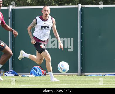 Augusta, Germania. 14 agosto 2024. Marius Wolf (Neuzugang FC Augsburg, Re) Spielt den Ball, FC Augsburg, formazione, credito: dpa/Alamy Live News Foto Stock