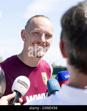 Augusta, Germania. 14 agosto 2024. Marius Wolf (FC Augsburg), Neuzugang, im Interview; FC Augsburg, Training, credito: dpa/Alamy Live News Foto Stock